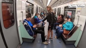 VIDEO: Holka bojuje proti roztahujícím se chlapům v metru šíleným způsobem. Stříká jim bělidlo na ROZKROK!