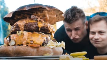 VIDEO: Youtubeři připravili největší hamburger v Česku! Uhádnete, kolik měří?