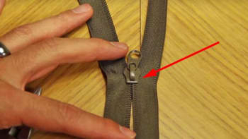 VIDEO: Rozjel se vám zip? Tímhle geniálně jednoduchým trikem ho opravíte během pár sekund!