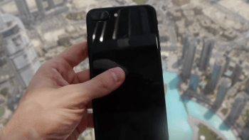 VIDEO: Týpek hodil iPhone 7 Plus z nejvyšší budovy světa! Naštěstí nikoho nezabil, ale zjistil, že…