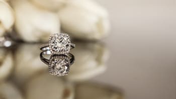 Muž utratil skoro 300 tisíc za luxusní zásnubní prsten! Jeho snoubence stejně nelíbil