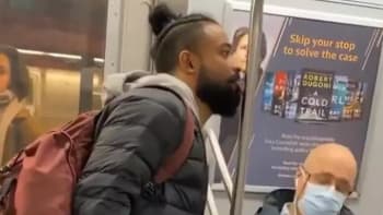 VIDEO: Chlápek se natočil, jak olizuje madlo v metru! Čeho chtěl touto nechutností dosáhnout?