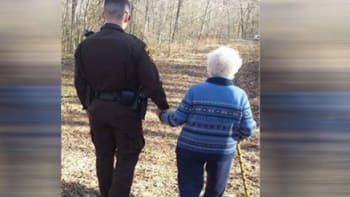 Policisté předstírali, že jsou na procházce. Ve skutečnosti však dovedli starou ženu s demencí domů!