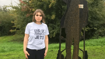 Aktivistka vylila moč a výkaly na pomník válečného veterána. Proč to proboha udělala?