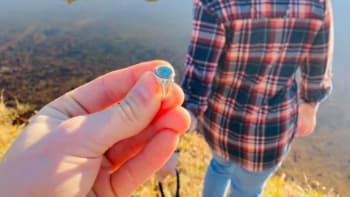 FOTO: Týpek svou přítelkyni tajně nafotil se zásnubním prstenem! Jaká byla její reakce?