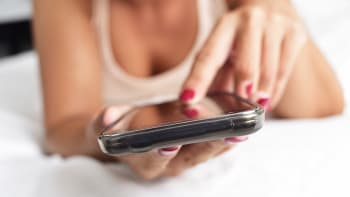 ODHALENO: 11 sprostých SMS, které rozžhaví každého muže. Dámy, tímhle si ho zaručeně omotáte kolem prstu!