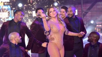 VIDEO: Je tohle nejtrapnější show všech dob? Mariah Carey těžce nedala playback a ztrapnila se na Silvestra