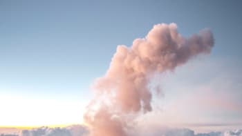 GALERIE: Týpek vyfotil erupci sopky. Pak si všiml, že oblak vytvořil tvar penisu!