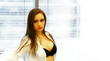 VIDEO: Sexy svobodná youtuberka Johanka vydala nový single! Zpívá v něm, jak si to dělá sama