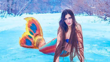 GALERIE: Blázen, nebo mořská panna? Žena z Ruska se chodí koupat i v mínusových teplotách