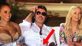 FOTO: Milionáři Simonu Cowellovi vypadla z kalhot jeho chlouba! Stalo se to přímo během natáčení!