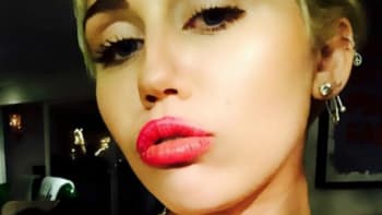 GALERIE 18+: Tohle je 8 nejodvážnějších fotek Miley Cyrus, na kterých ukázala víc, než měla