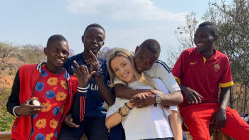 FOTO: Mladá dívka adoptovala 14 dětí z Tanzanie poté, co je potkala o prázdninách v Africe. Jaký teď vede život?