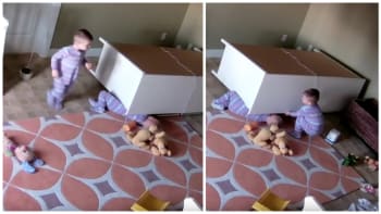 VIDEO: Na malé dítě spadla skříň. Podívejte se, jak neuvěřitelně ho zachránilo jeho dvouleté dvojče!