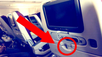 VYCHYTÁVKA: Tyhle háčky u jídelních stolků v letadlech mají jednu speciální funkci, o které jste určitě nevěděli!