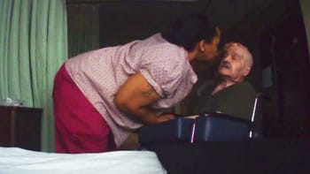 VIDEO: Skrytá kamera natočila, jak zdravotní sestra brutálně ubližuje 89letému muži na vozíku! Nic horšího jste ještě neviděli