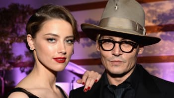 GALERIE: Johnny Depp u soudu ukázal fotky useknutého prstu! Bývalku obvinil, že se mu vykálela do postele
