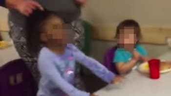 VIDEO: Pečovatelka ve škole brutálně tahala za vlasy holčičku, aby ji donutila jíst. Tyhle kruté záběry šokovaly internet