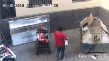 VIDEO: Otec zahodil své čerstvě narozené dítě do kontejneru. Dočkalo se ale nečekané záchrany. Tyto záběry vás rozpláčou