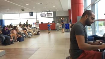 Pecka: Video z pražského letiště boduje ve světě. Co se tam dělo?