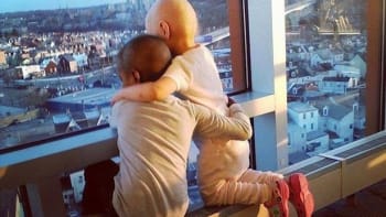 Dvě malé holčičky spojila rakovina. Jsou z nich nerozlučné kamarádky!