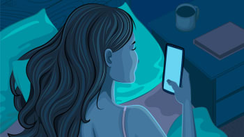 Tohle je podle vědců důvod, proč před spaním koukáme do mobilu. Má to nečekané vysvětlení!