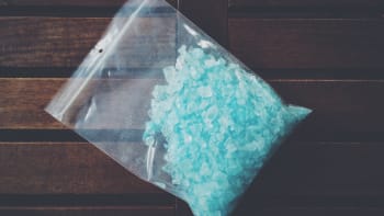 BIZARNÍ PŘÍBĚH! Muž závislý na drogách zjistil, že mu dealer prodal místo pervitinu cukr. Udal ho za to na policii