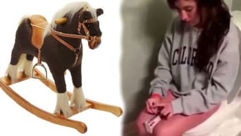 VIDEO: Holka s inteligencí houpacího koně! Hrát si se sirkami a trůnit přitom na záchodě = PRŮŠVIH!