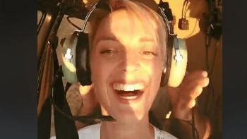 VIDEO: Kazma se může jít zahrabat! Zpěvačka Bára Poláková natočila první živý klip na světě, s kterým dobývá internet