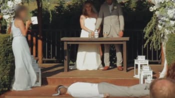 VIDEO: Svědek omdlel na svatbě, protože chtěl ostatní zachránit od hrozné písničky! Tyhle záběry fakt bolí sledovat