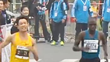 NECHUTNÉ VIDEO: Běžec dostal při maratonu průjem a pokakal se! Do cíle přesto doběhl první