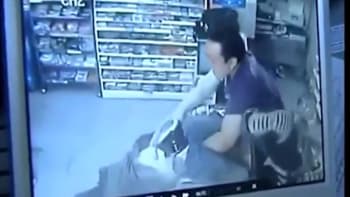 VIDEO: Za krádež dostal na zadek! Takhle majitel obchodu zloděje vytrestal...