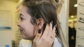 Studentka měla problém s uchem a lékaři jí řekli, že za to může šampon! Co vážného se jí pak stalo?