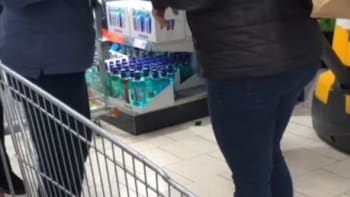 VIDEO: Drsný konflikt mezi zákaznicí a prodavačkou na Slovensku! Ženy šly do sebe kvůli dezinfekčnímu mýdlu!