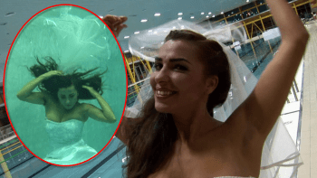 Proč Anife skočila ve svatebních šatech do bazénu? (Top Star video)
