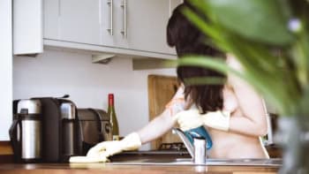VIDEO: Firma nabízí ženy, které vám uklidí domov úplně nahé. Holky, vážně byste tohle chtěly dělat?