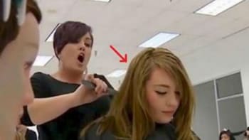 VIDEO: Nechutné! Když kadeřnice uviděla, co má dívka ve vlasech, zvednul se jí žaludek. Video je jen pro silné povahy...