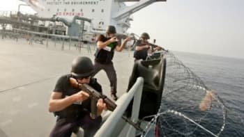 NESKUTEČNÉ VIDEO: Ostraha se samopaly brání loď, na kterou útočí somálští piráti. Neuvěříte, jak to dopadlo