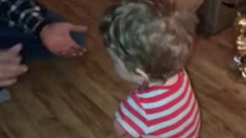 Nejdojemnější video roku: 4leté dítě bez končetin dělá své první kroky! Tohle vám zlomí srdce!