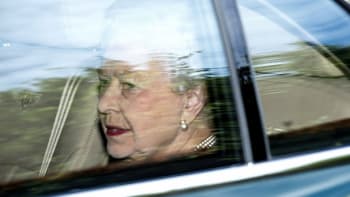 Královna Alžběta vyrazila na návštěvu pravnoučátka