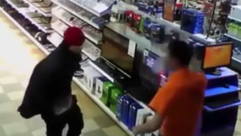 VIDEO: Ukájel se nad Playstationem v obchodě. Zapomněl ale na bezpečnostní kamery…