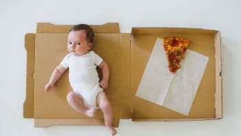 GALERIE: Žena každý měsíc fotila svého syna s pizzou, aby zachytila jeho růst. Nic roztomilejšího jste ještě neviděli