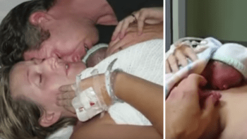VIDEO: Maminka poprvé viděla svá dvojčata. Jedno z nich bylo mrtvé, pak ho ale vzala do náručí a…