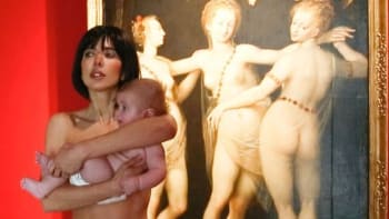Šílená umělkyně chodila po galerii nahá. V minulosti malovala pomocí své vagíny