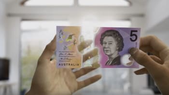 VIDEO: Je tohle ta nejlepší bankovka na světě? V Austrálii odteď uvidí skrz peníze!