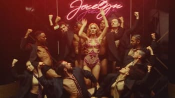 VIDEO: Sexy dcera Johnnyho Deppa se v novém seriálu ráda svléká! Takhle rajcovní jste ji ještě neviděli