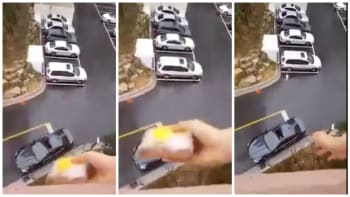 VIDEO: Manžel si doma zapomněl svačinu. Jeho žena mu ji z 10. patra hodila přímo do auta! Jak to udělala?