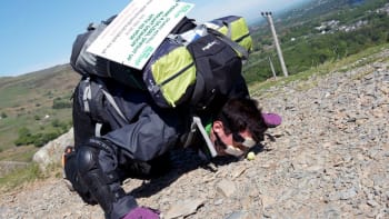 Růžičková kapusta zdolala nejvyšší vrchol Walesu. Brit ji tam dostrkal nosem!