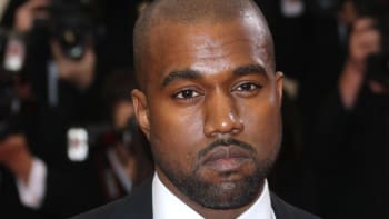 VIDEO: Rapper Kanye se během živého vystoupení zapálil! Co tím kontroverzní umělec vzkázal fanouškům?