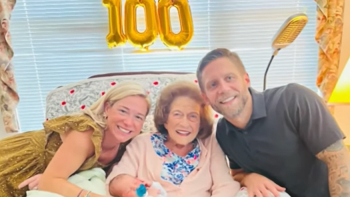 Tomu se říká velká rodina! 99letá žena přivítala své 100. pravnouče. Jak vypadá jejich rodinné setkání?
